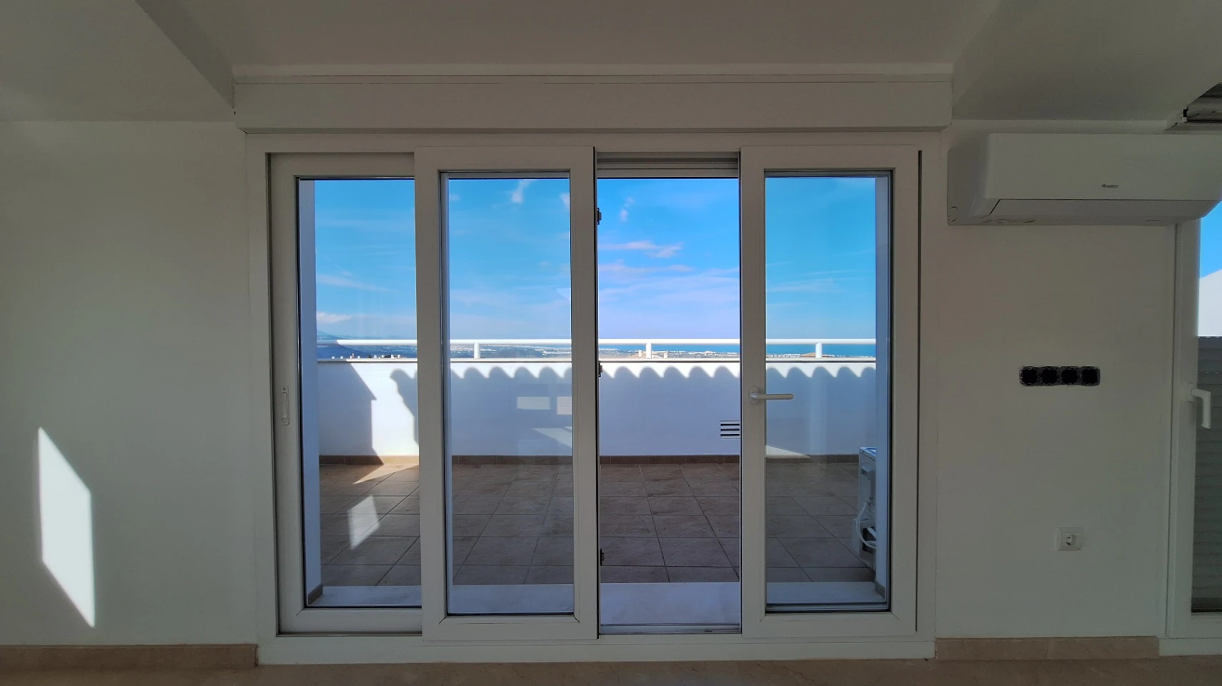Atico duplex de obra nueva con vistas al mar y la montaña