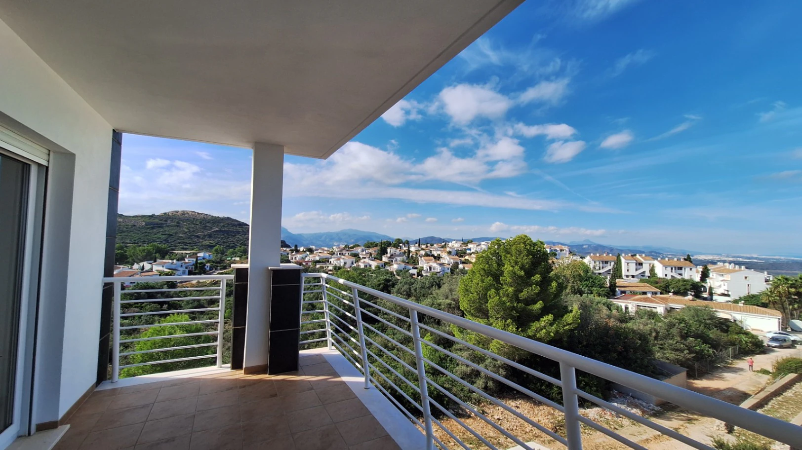 Atico duplex de obra nueva con vistas al mar y la montaña