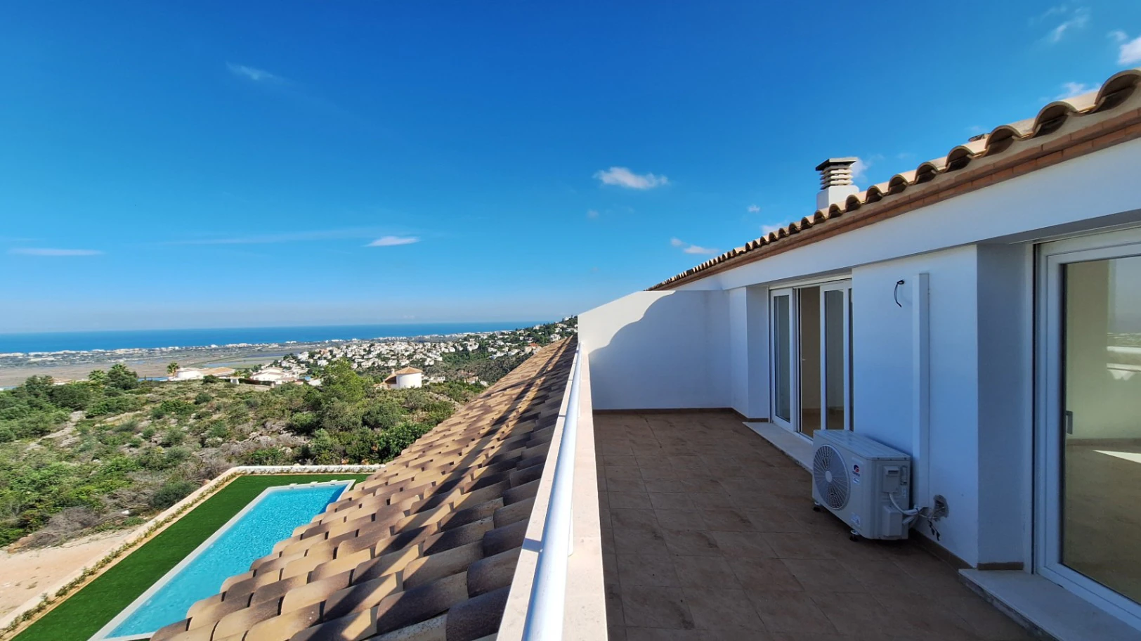 Atico de obra nueva con vistas al mar y a la montaña