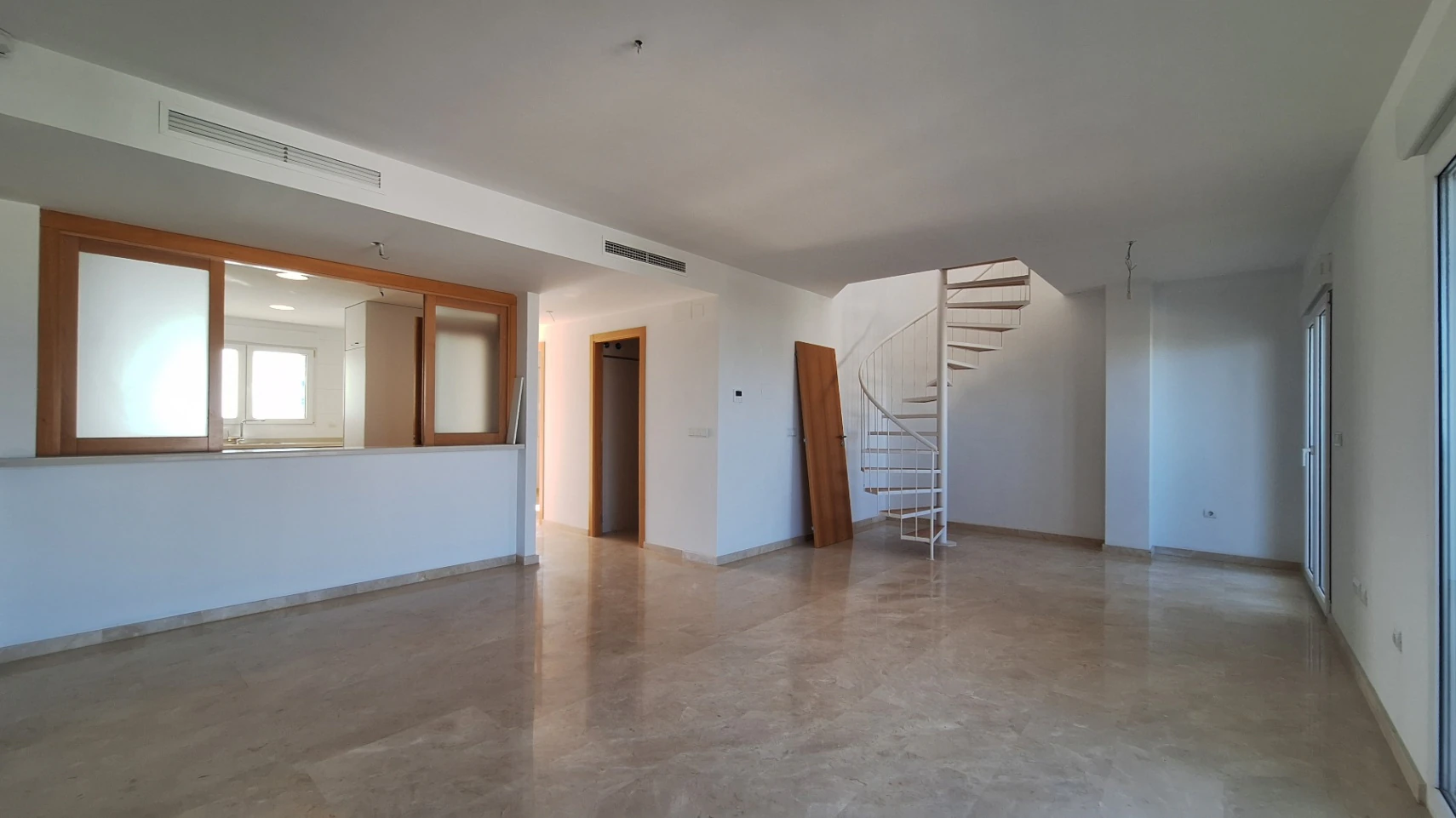 Atico de obra nueva con vistas al mar y a la montaña