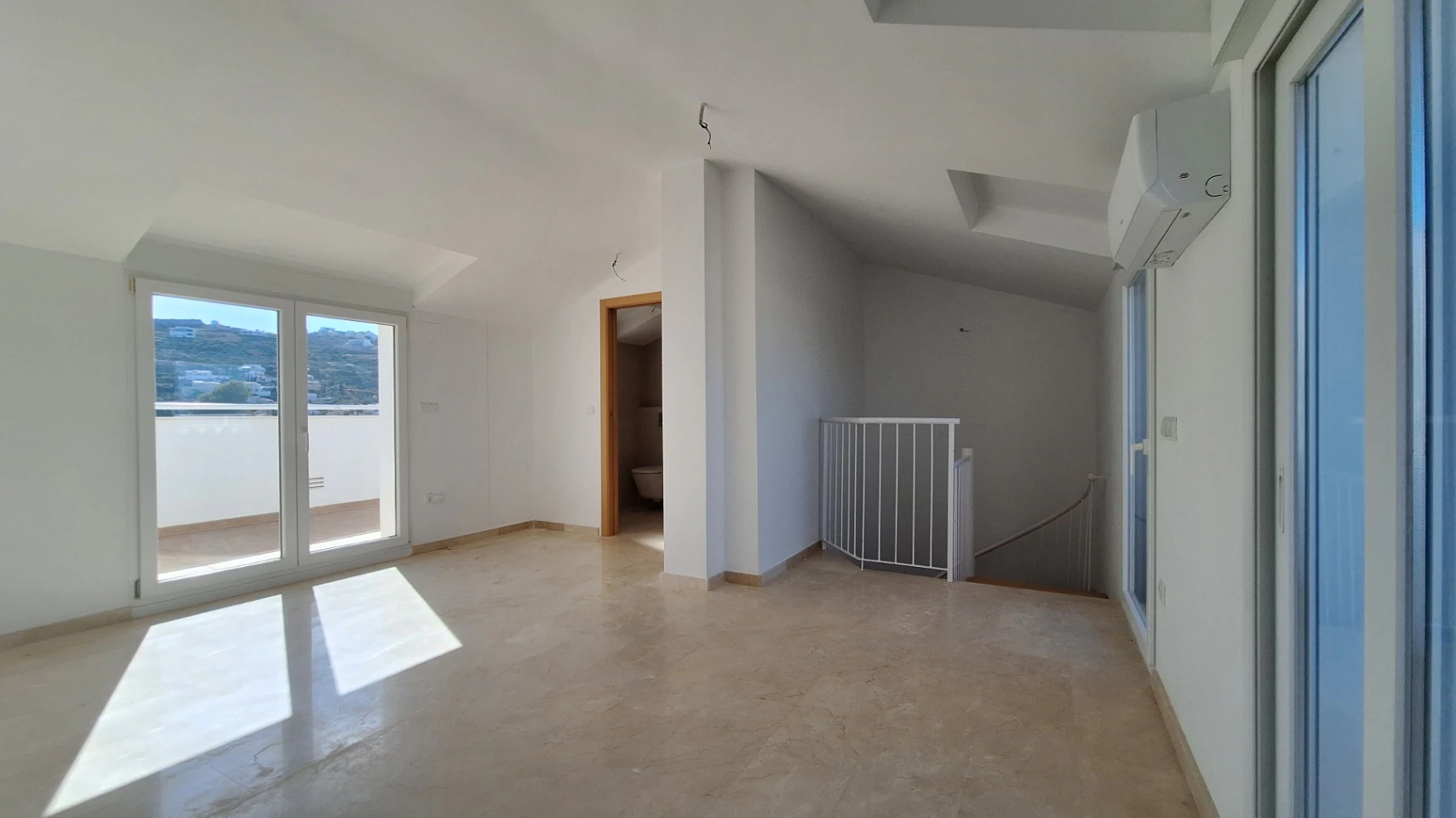 Atico de obra nueva con vistas al mar y a la montaña