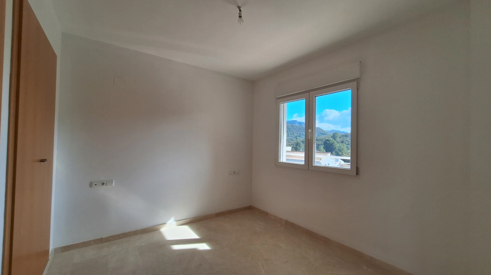 Atico duplex de obra nueva con vistas al mar y la montaña
