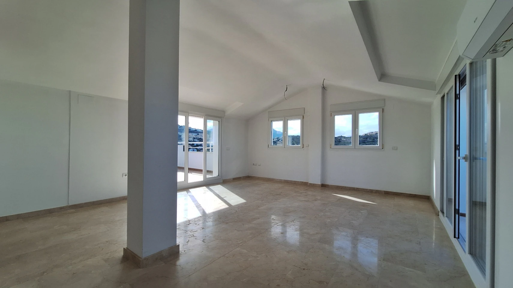 Atico duplex de obra nueva con vistas al mar y la montaña