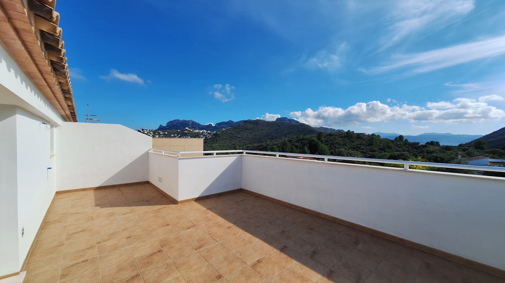 Atico duplex de obra nueva con vistas al mar y la montaña