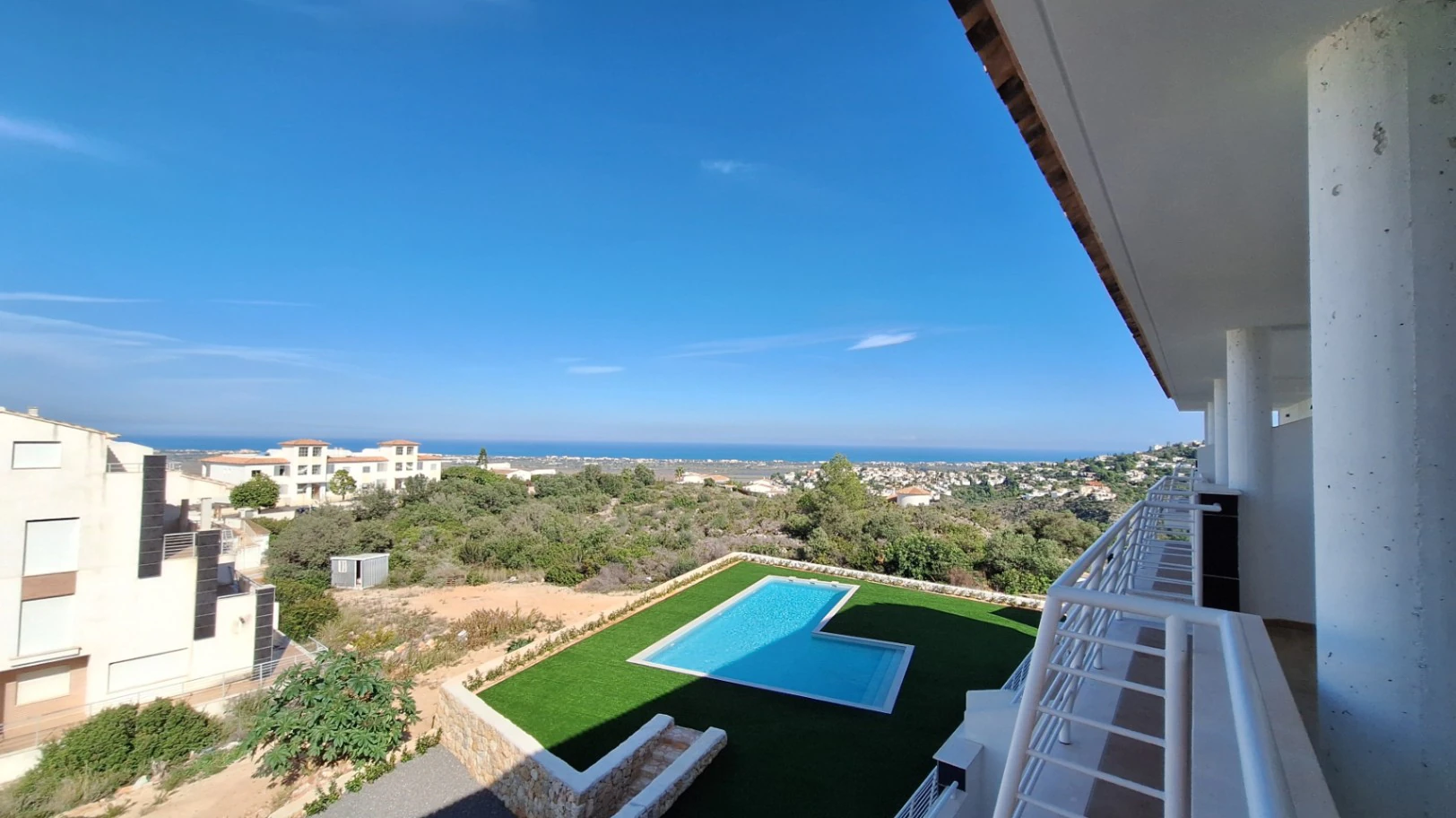 Atico de obra nueva con vistas al mar y a la montaña