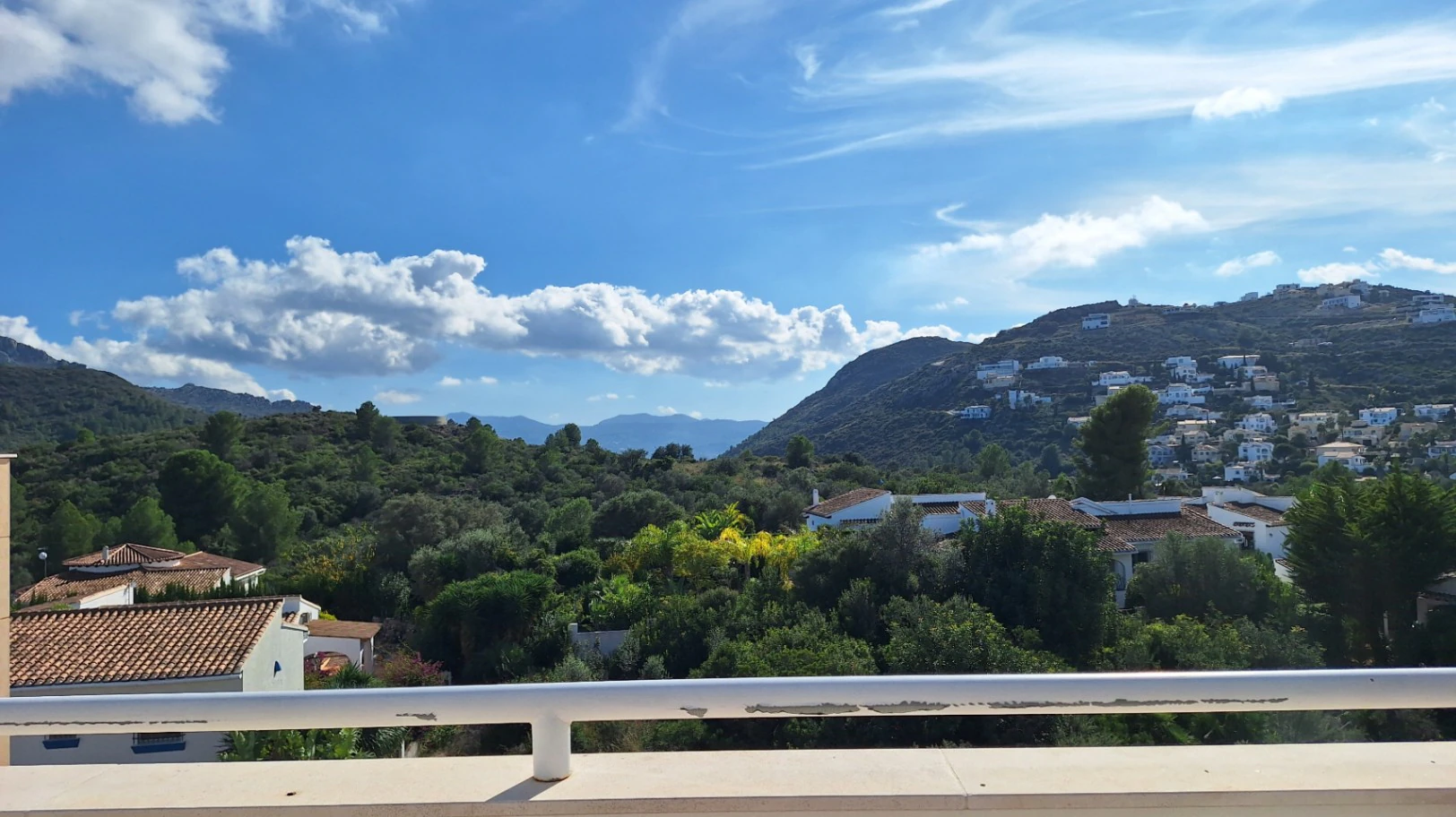 Atico de obra nueva con vistas al mar y a la montaña