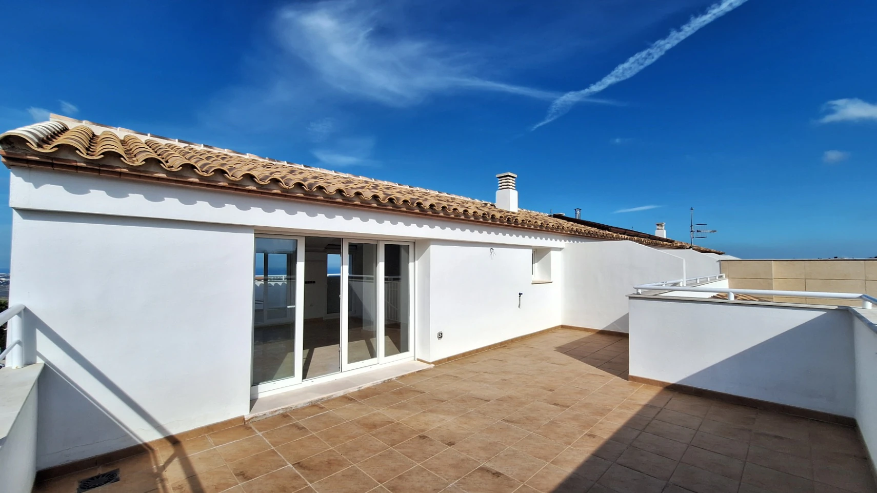 Atico duplex de obra nueva con vistas al mar y la montaña