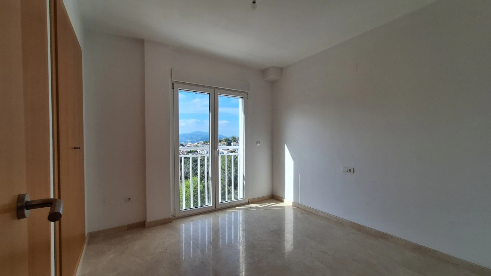 Atico duplex de obra nueva con vistas al mar y la montaña