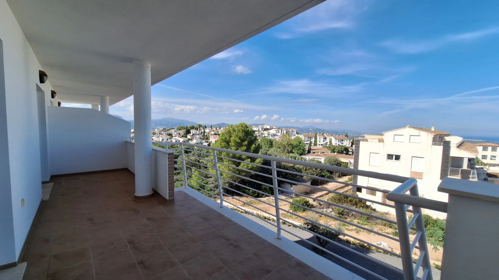 Atico de obra nueva con vistas al mar y a la montaña