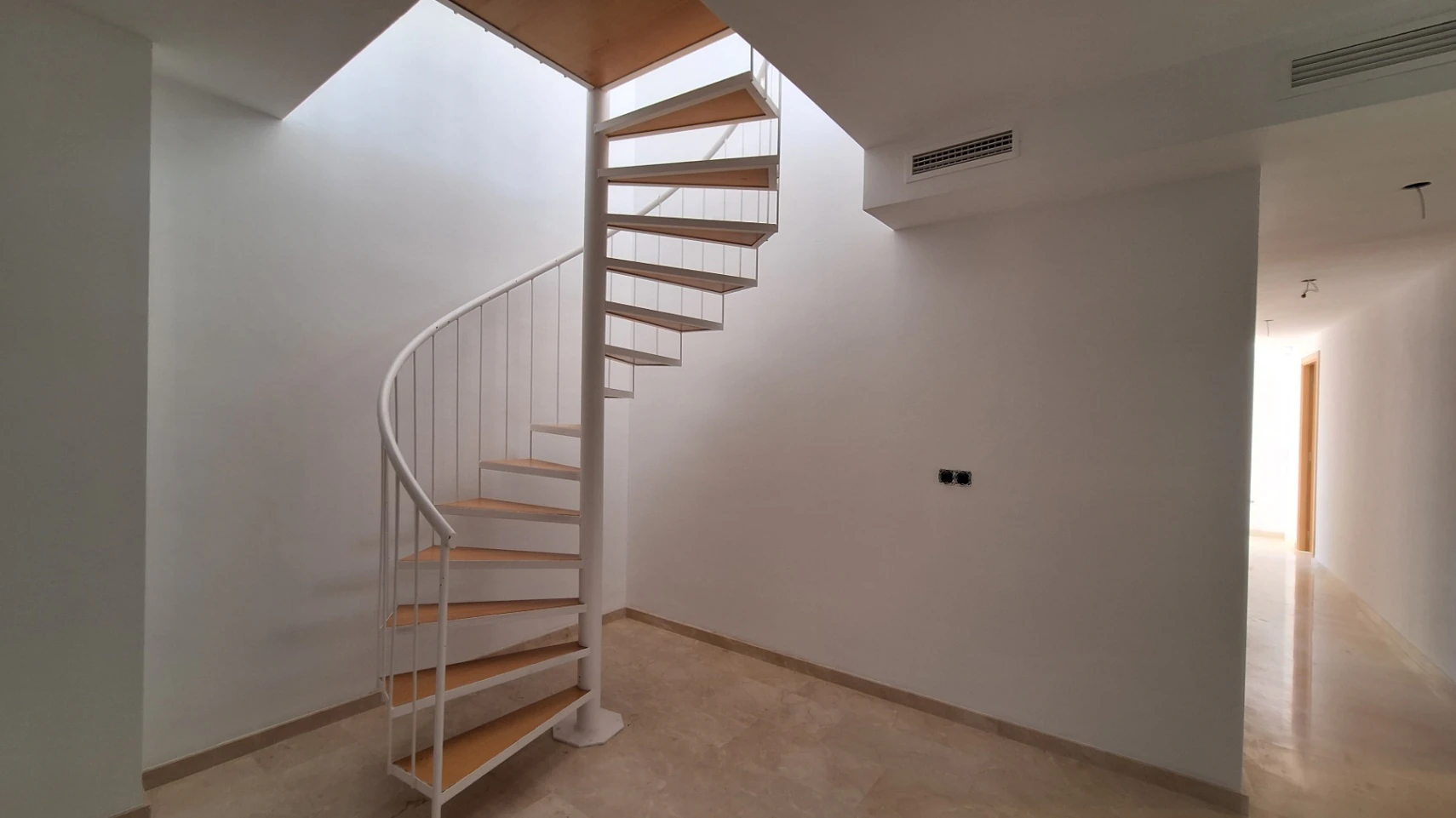 Atico duplex de obra nueva con vistas al mar y la montaña