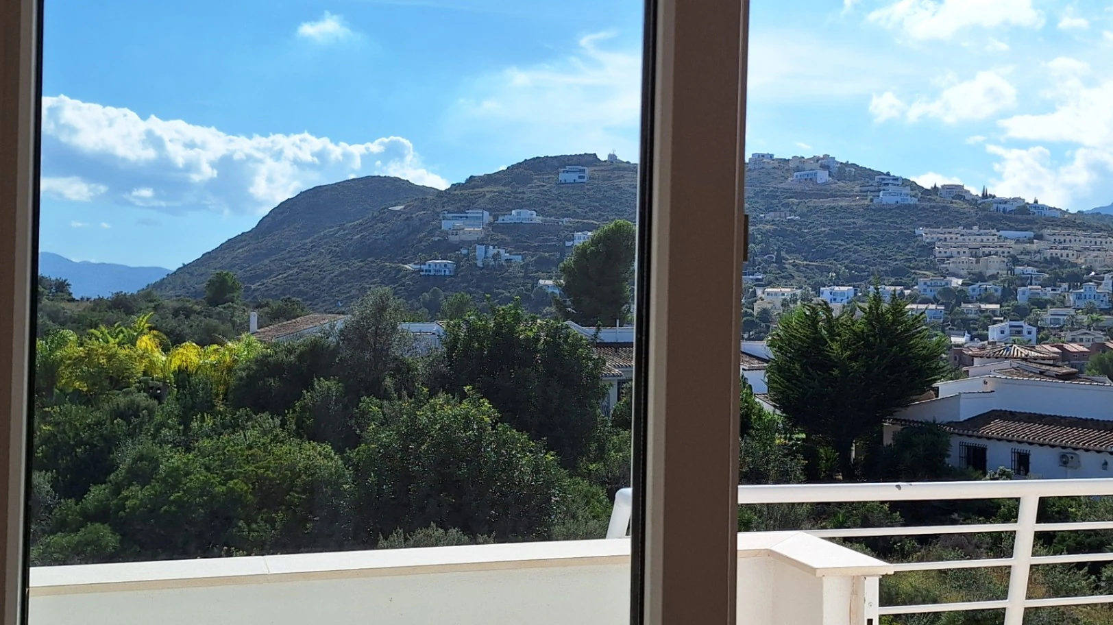 Atico de obra nueva con vistas al mar y a la montaña