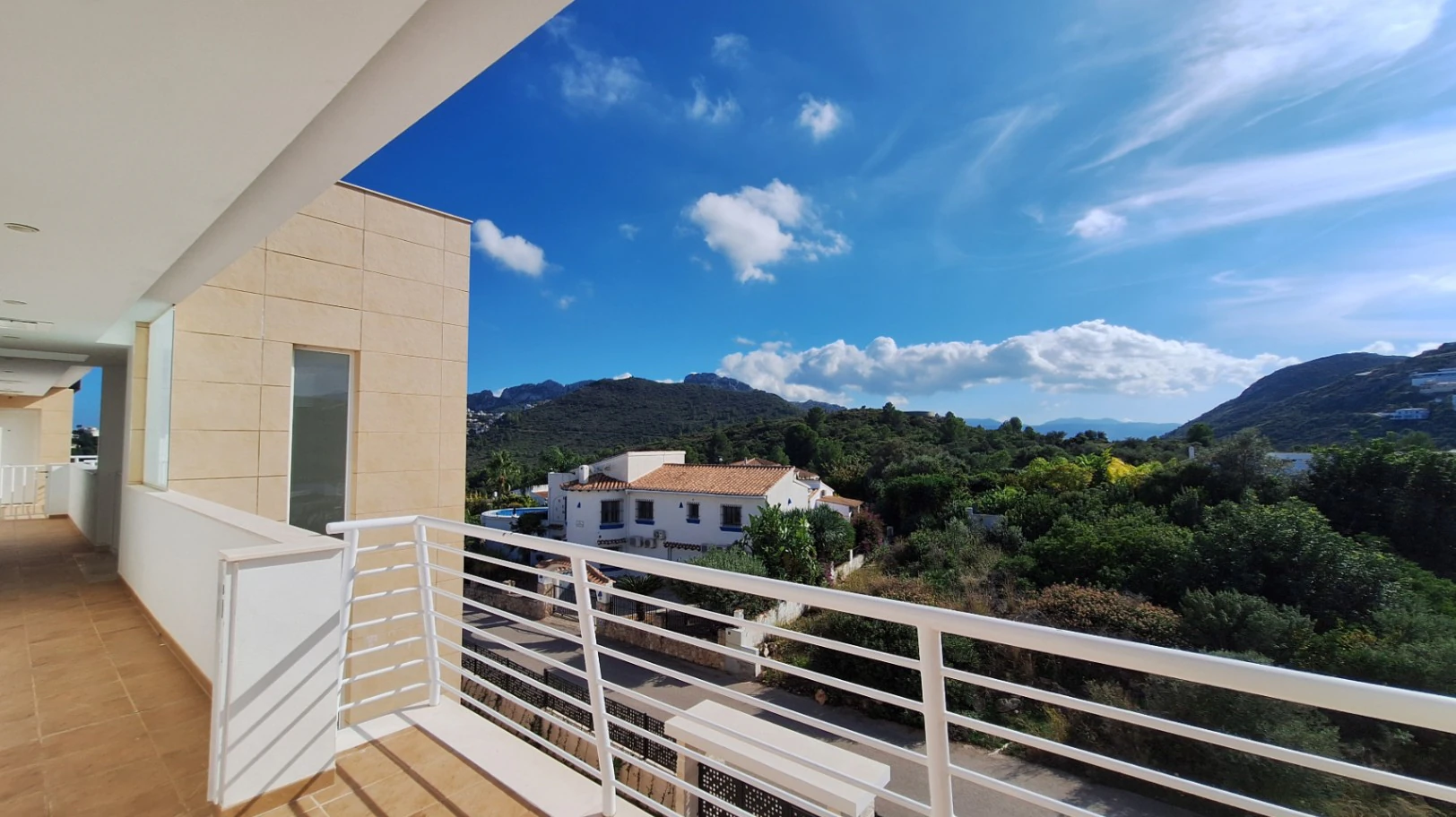 Atico duplex de obra nueva con vistas al mar y la montaña