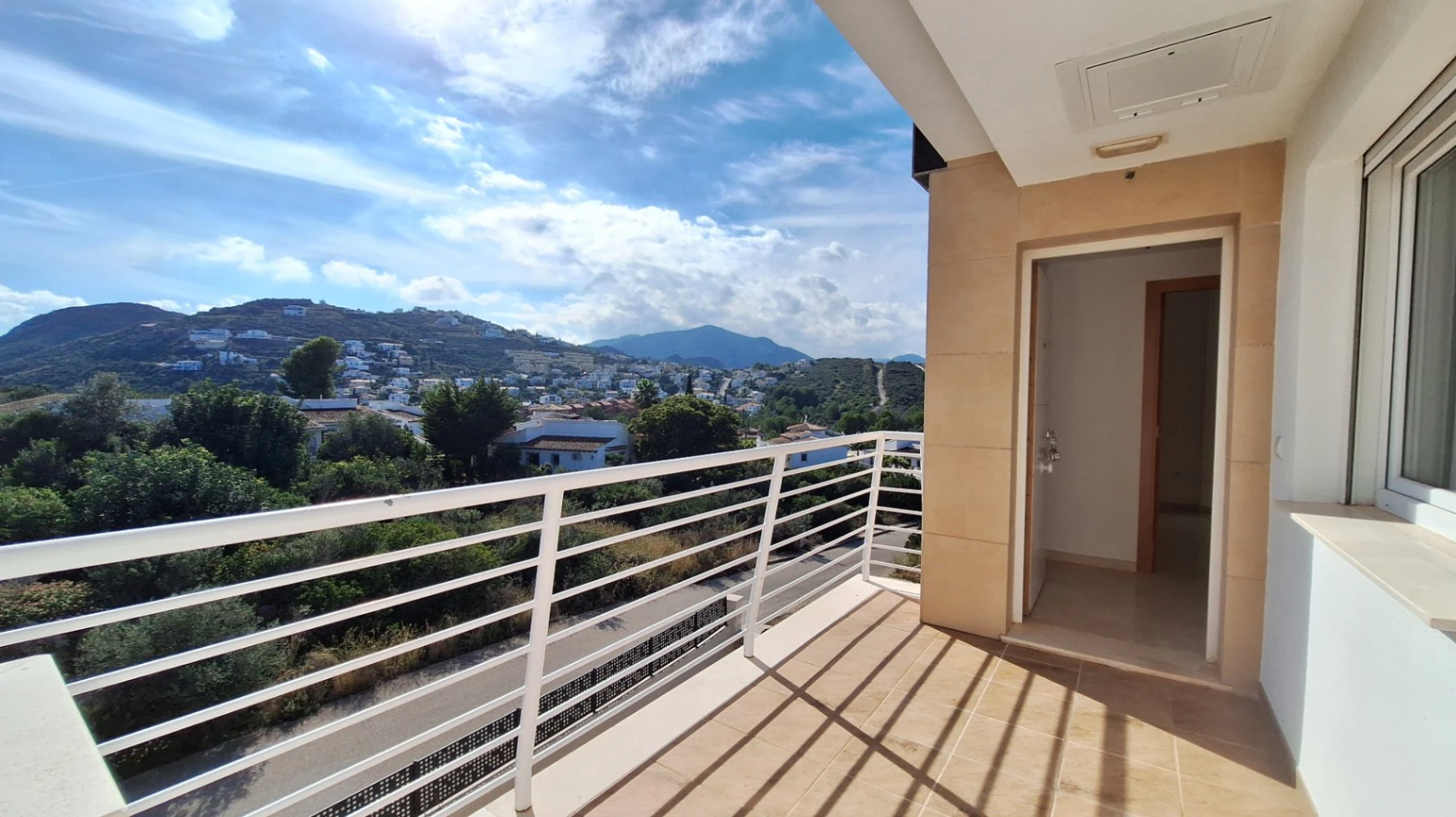 Atico duplex de obra nueva con vistas al mar y la montaña