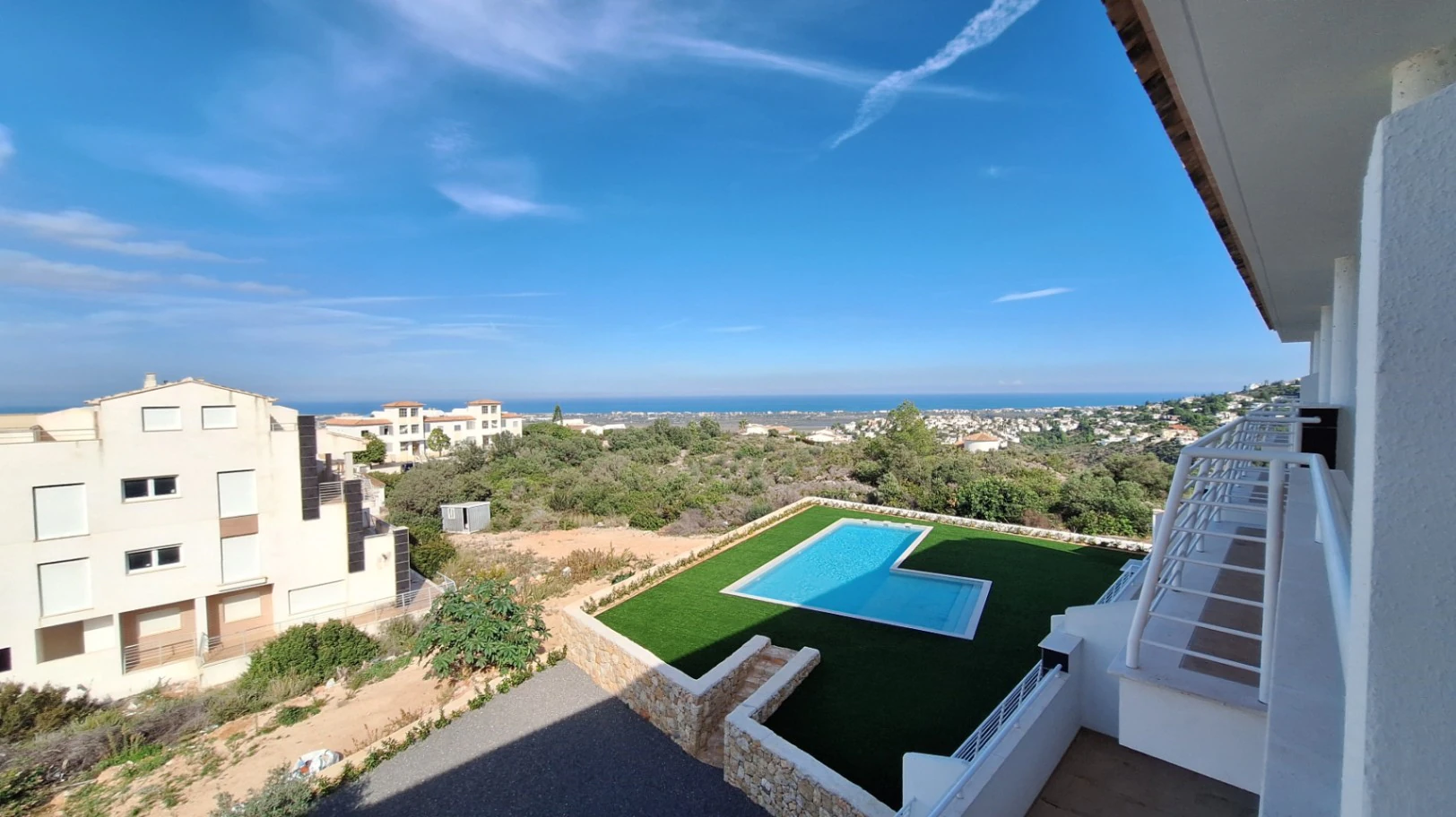 Atico duplex de obra nueva con vistas al mar y la montaña