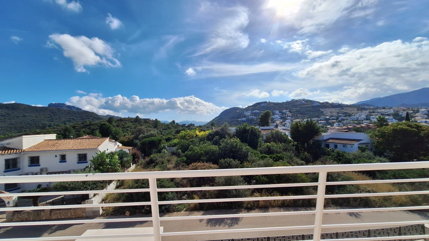 Atico duplex de obra nueva con vistas al mar y la montaña