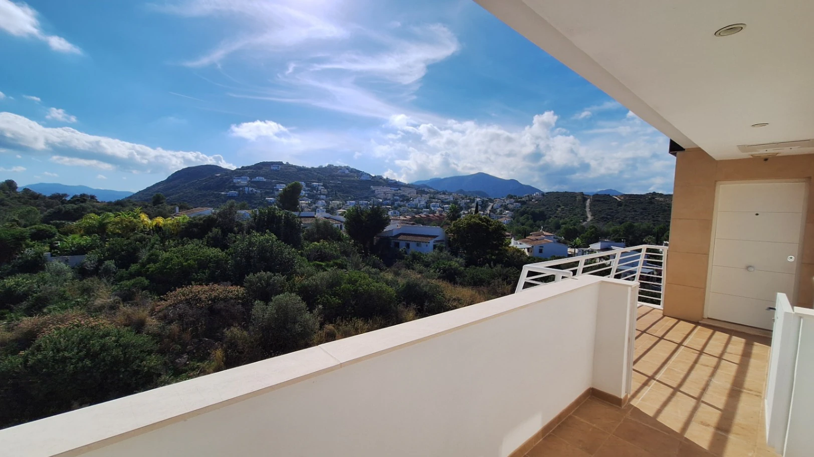Atico de obra nueva con vistas al mar y a la montaña