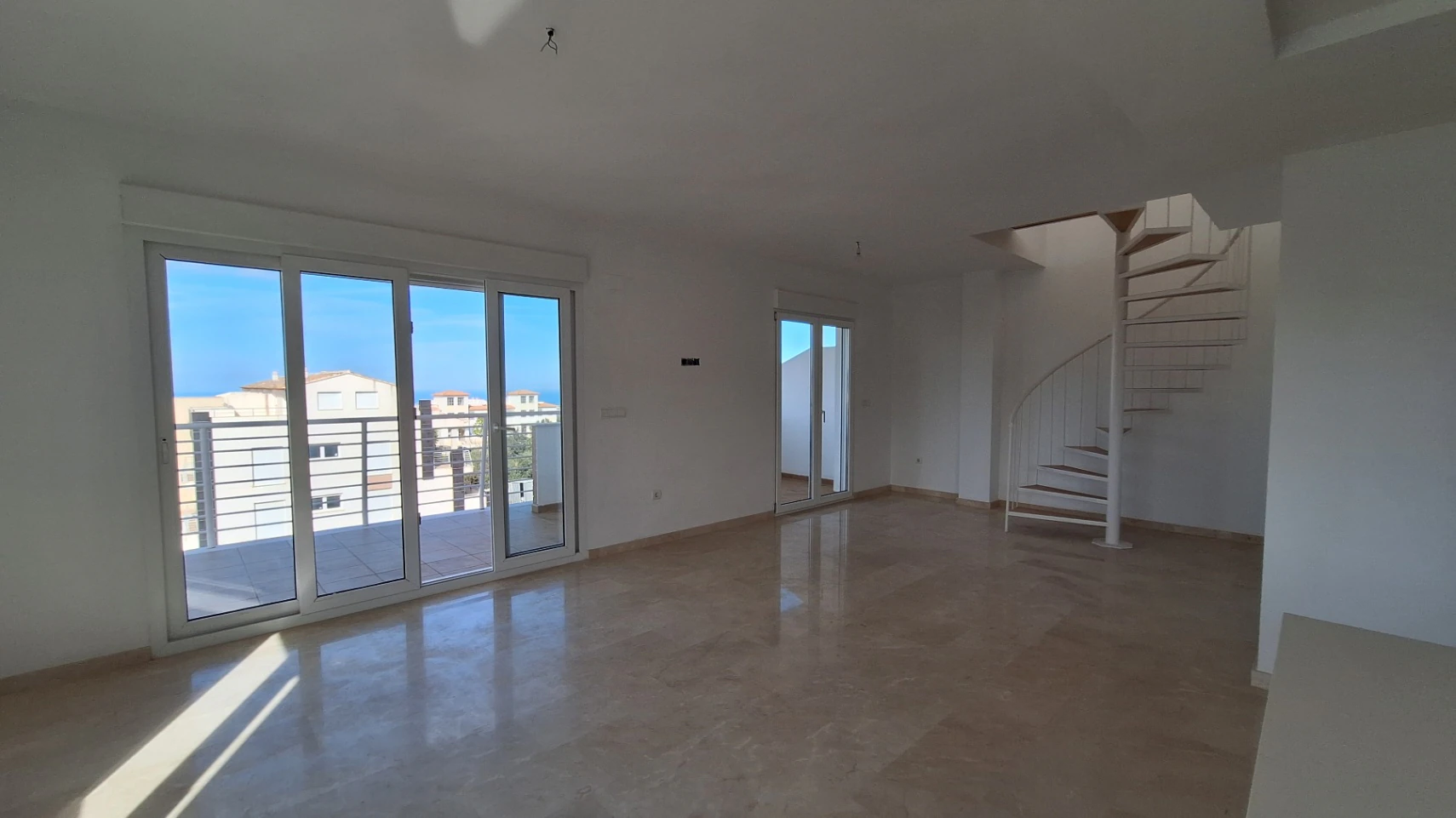 Atico duplex de obra nueva con vistas al mar y la montaña