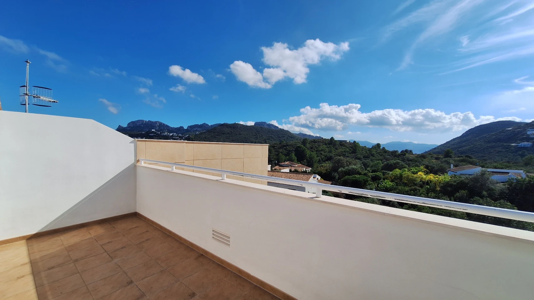 Atico de obra nueva con vistas al mar y a la montaña