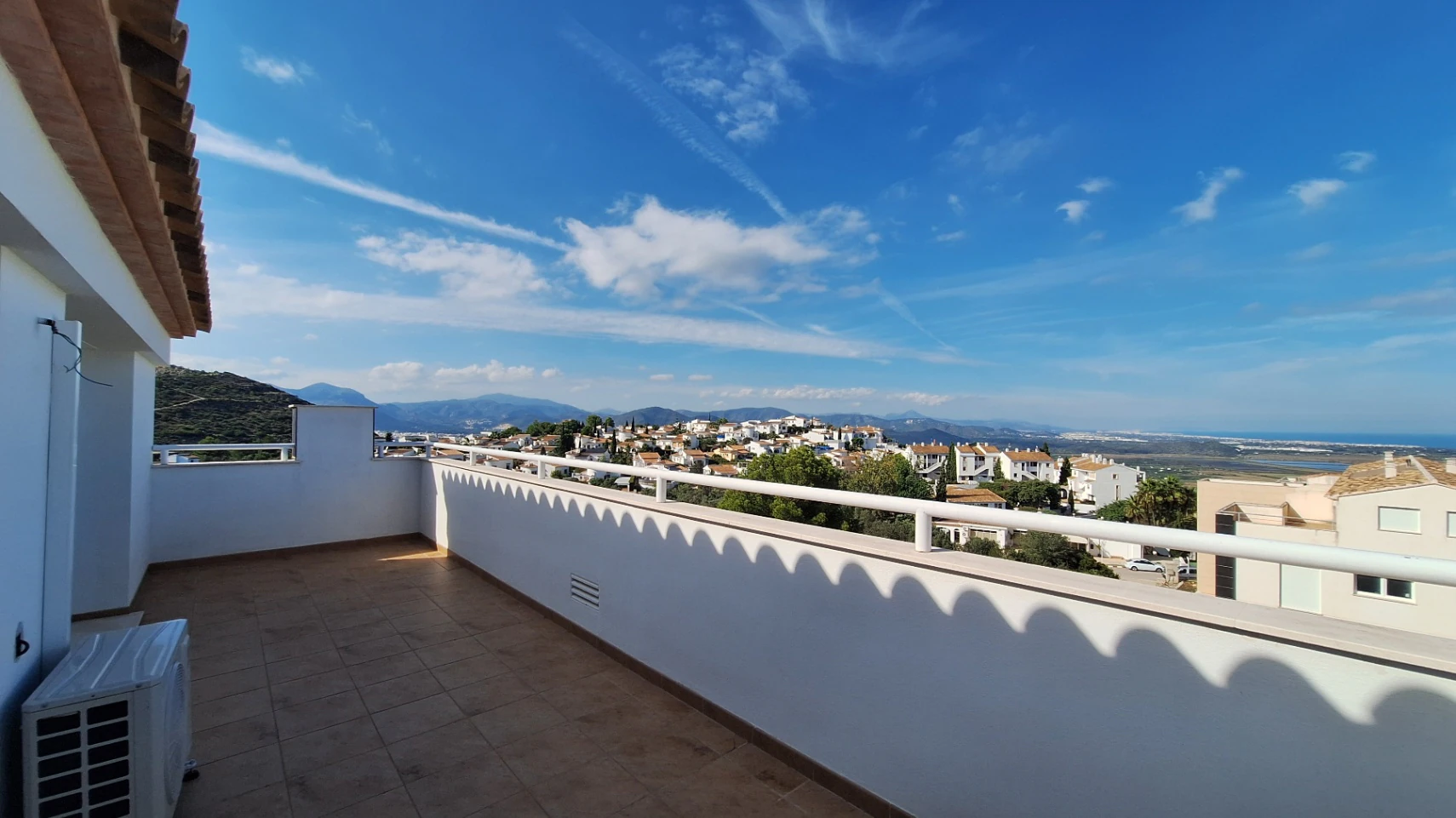 Atico duplex de obra nueva con vistas al mar y la montaña