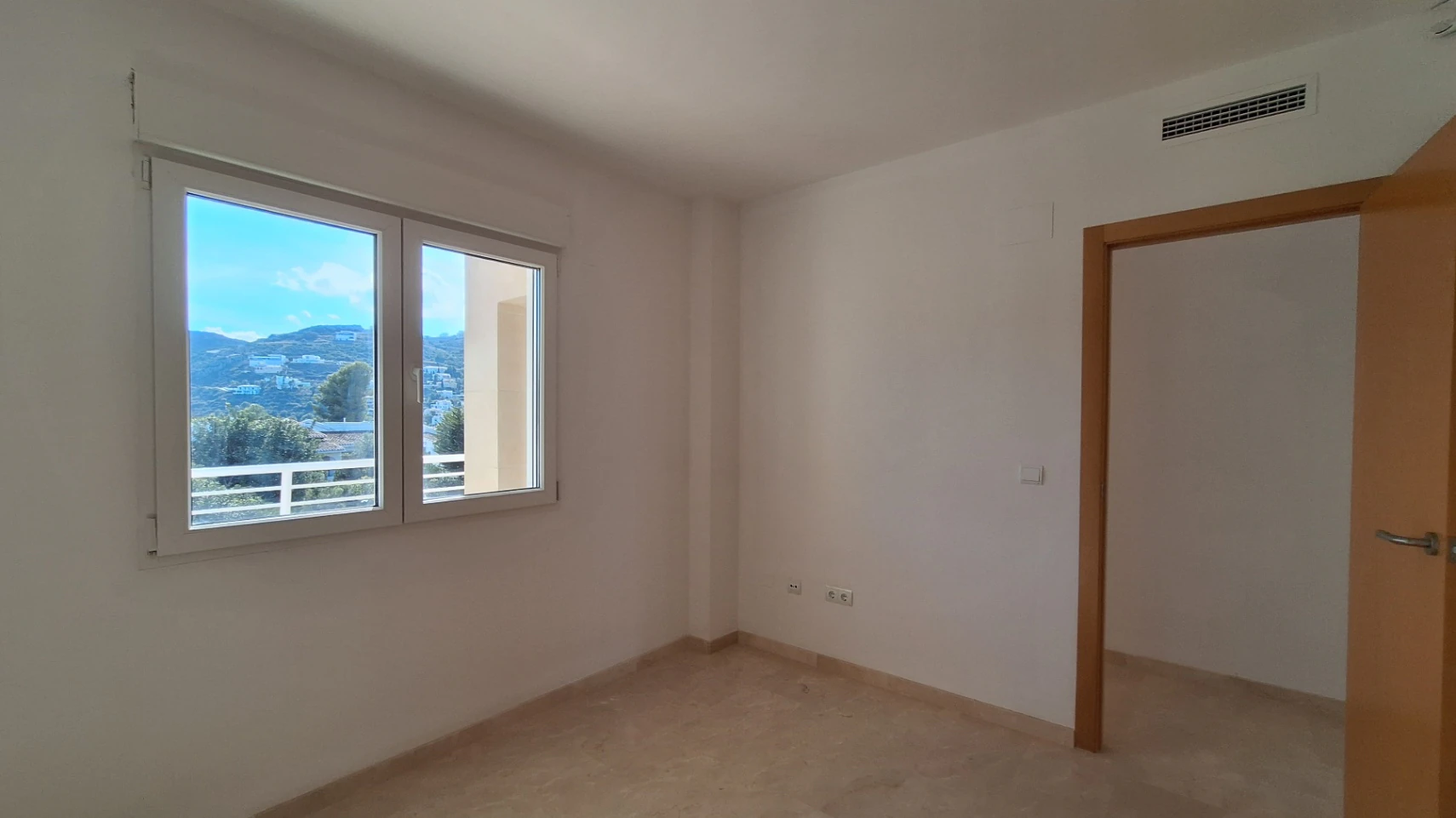 Atico duplex de obra nueva con vistas al mar y la montaña