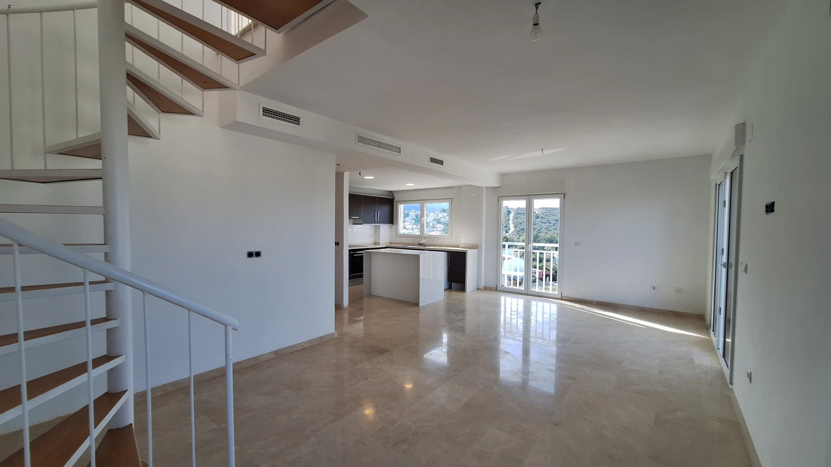 Atico duplex de obra nueva con vistas al mar y la montaña