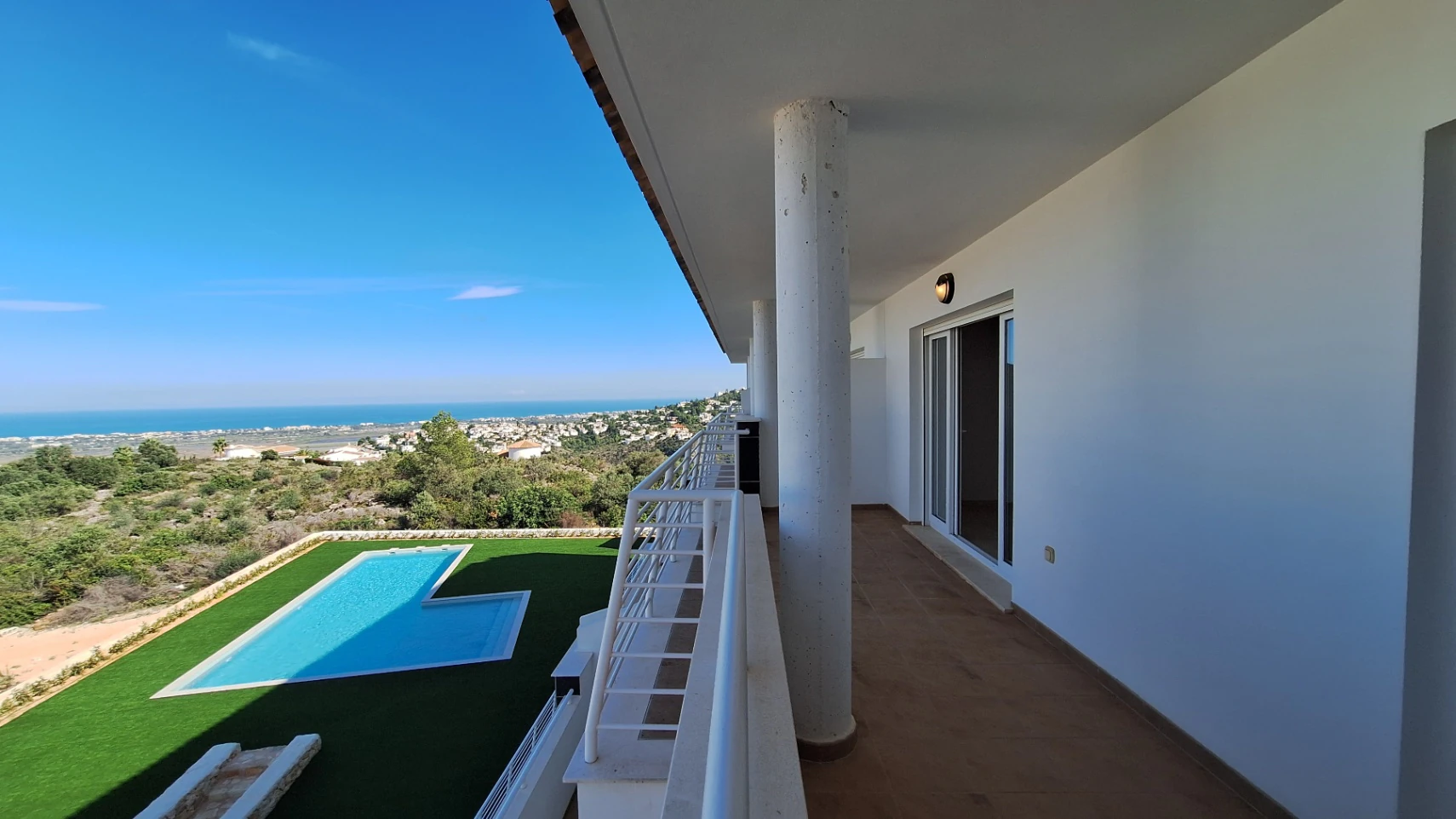 Atico de obra nueva con vistas al mar y a la montaña