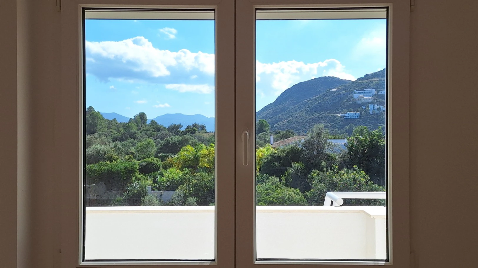 Atico de obra nueva con vistas al mar y a la montaña