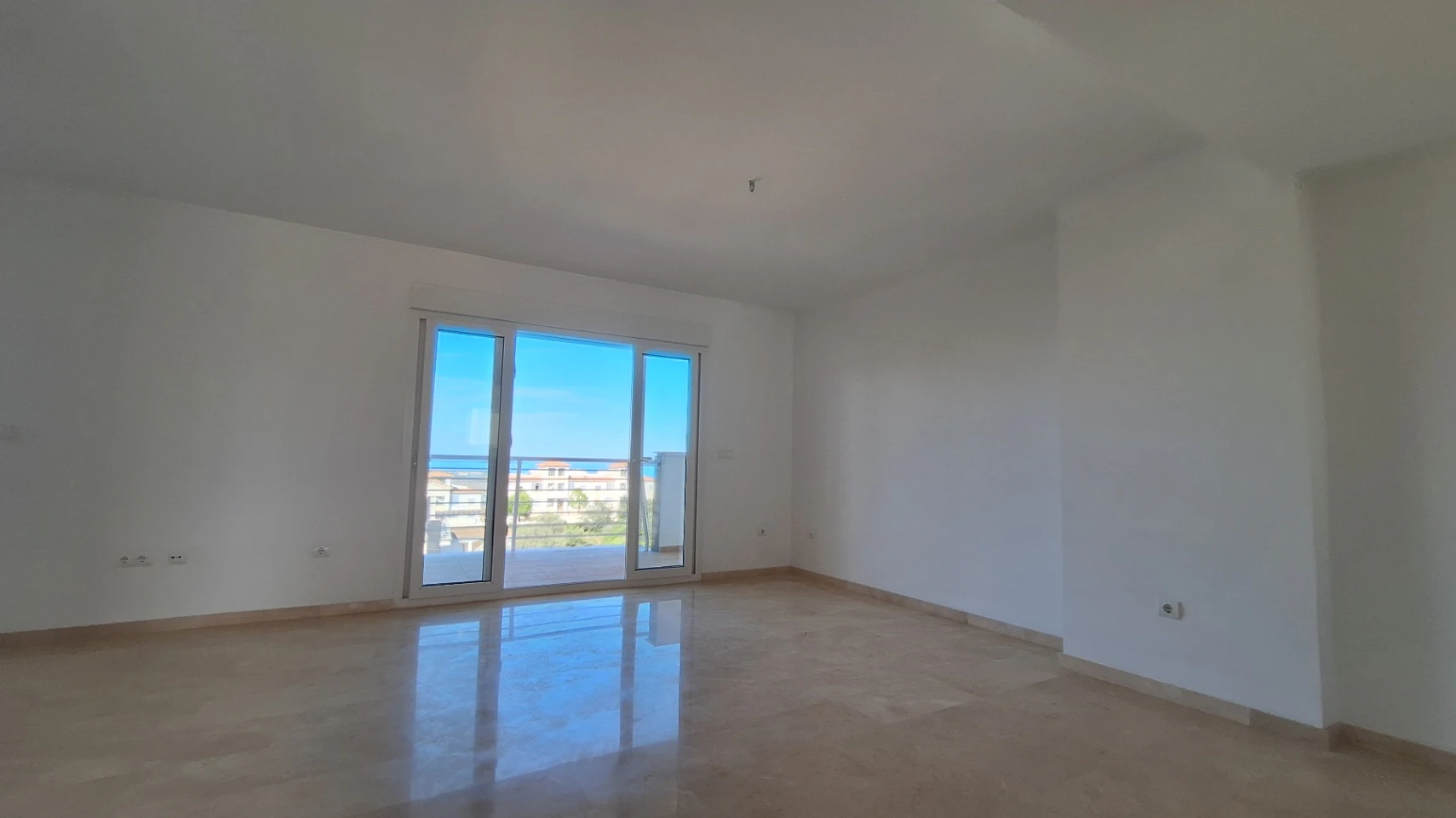Atico de obra nueva con vistas al mar y a la montaña