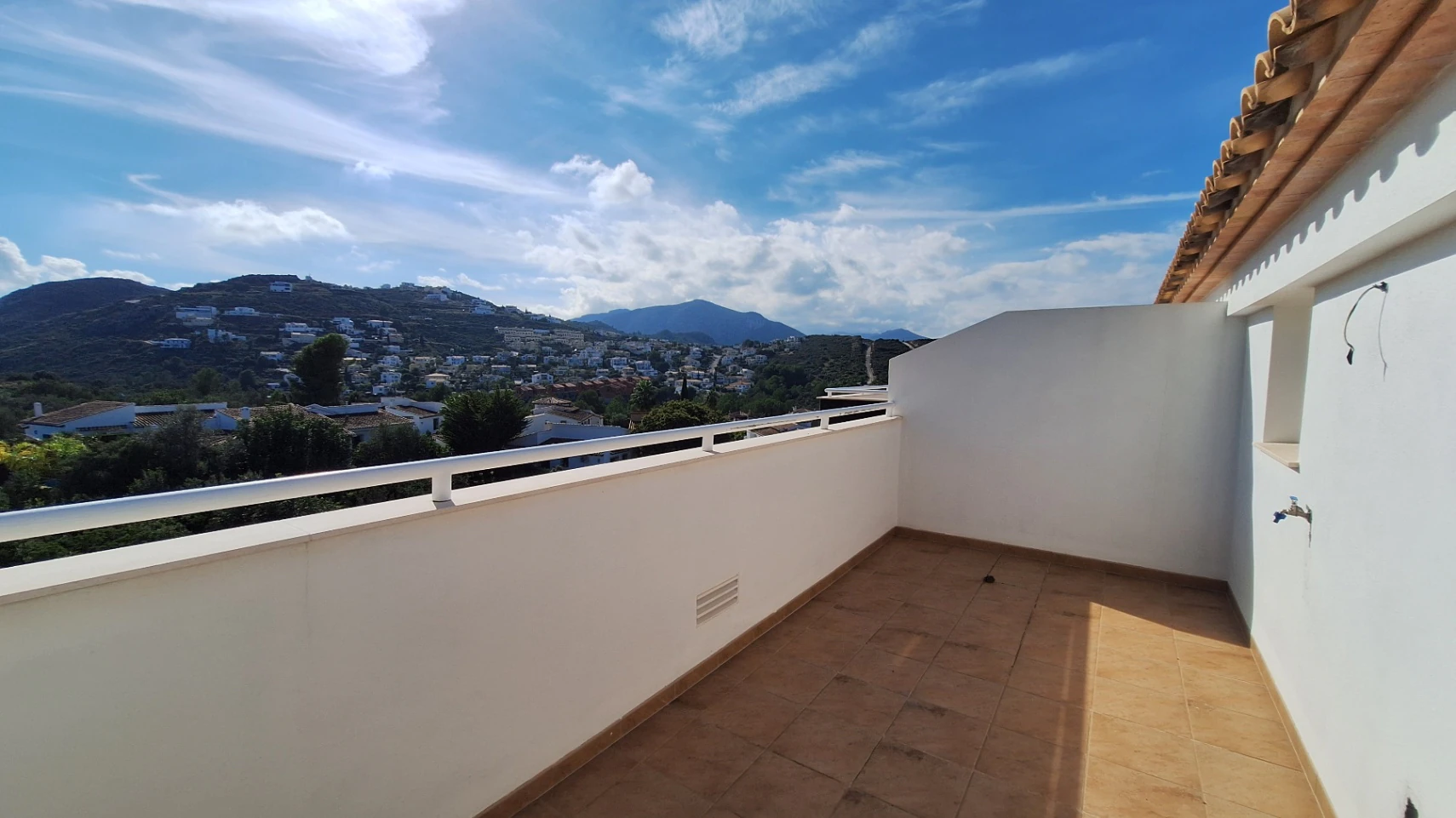 Atico de obra nueva con vistas al mar y a la montaña