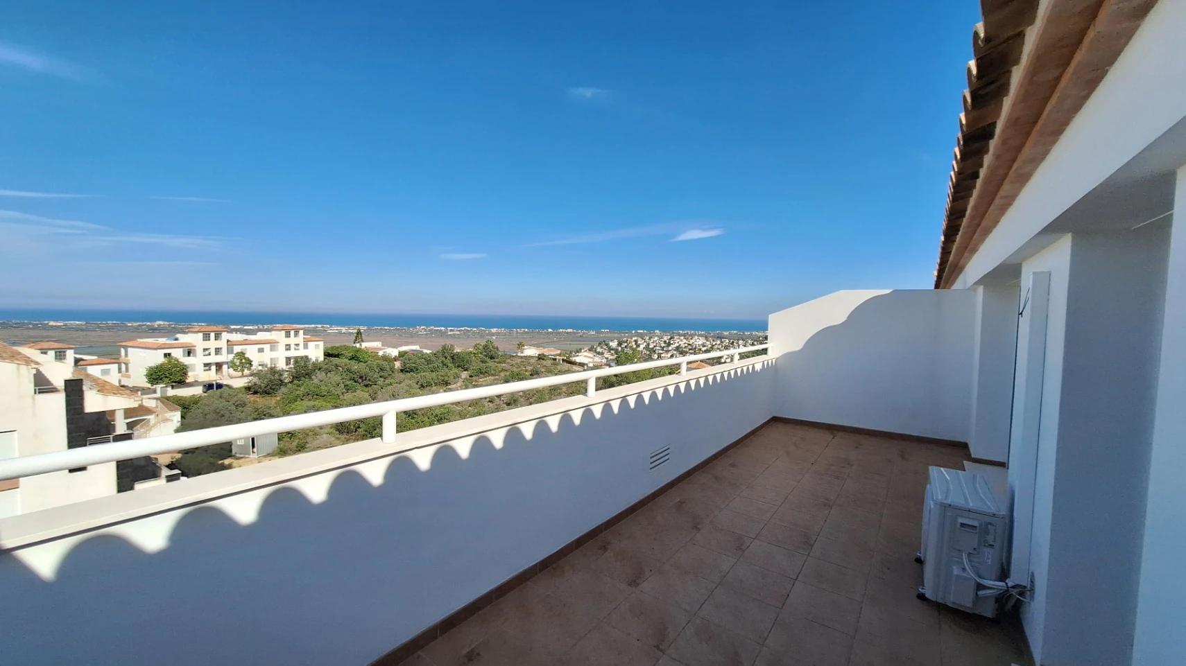Atico de obra nueva con vistas al mar y a la montaña
