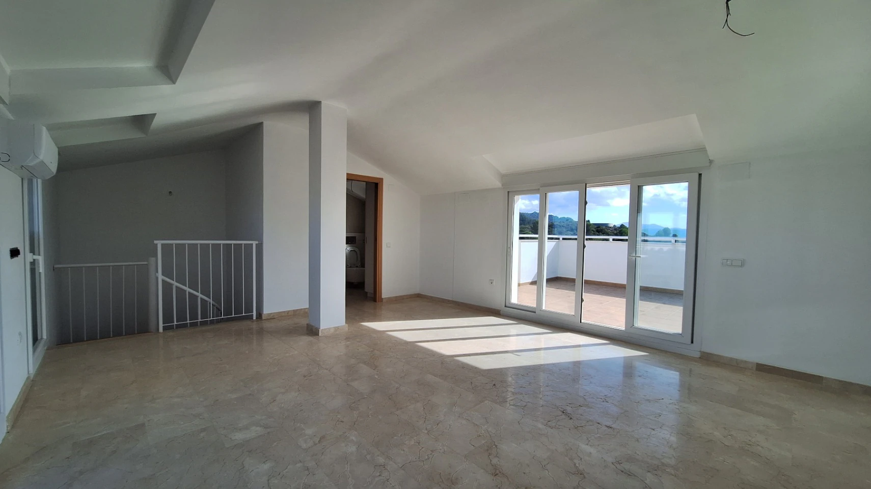 Atico duplex de obra nueva con vistas al mar y la montaña