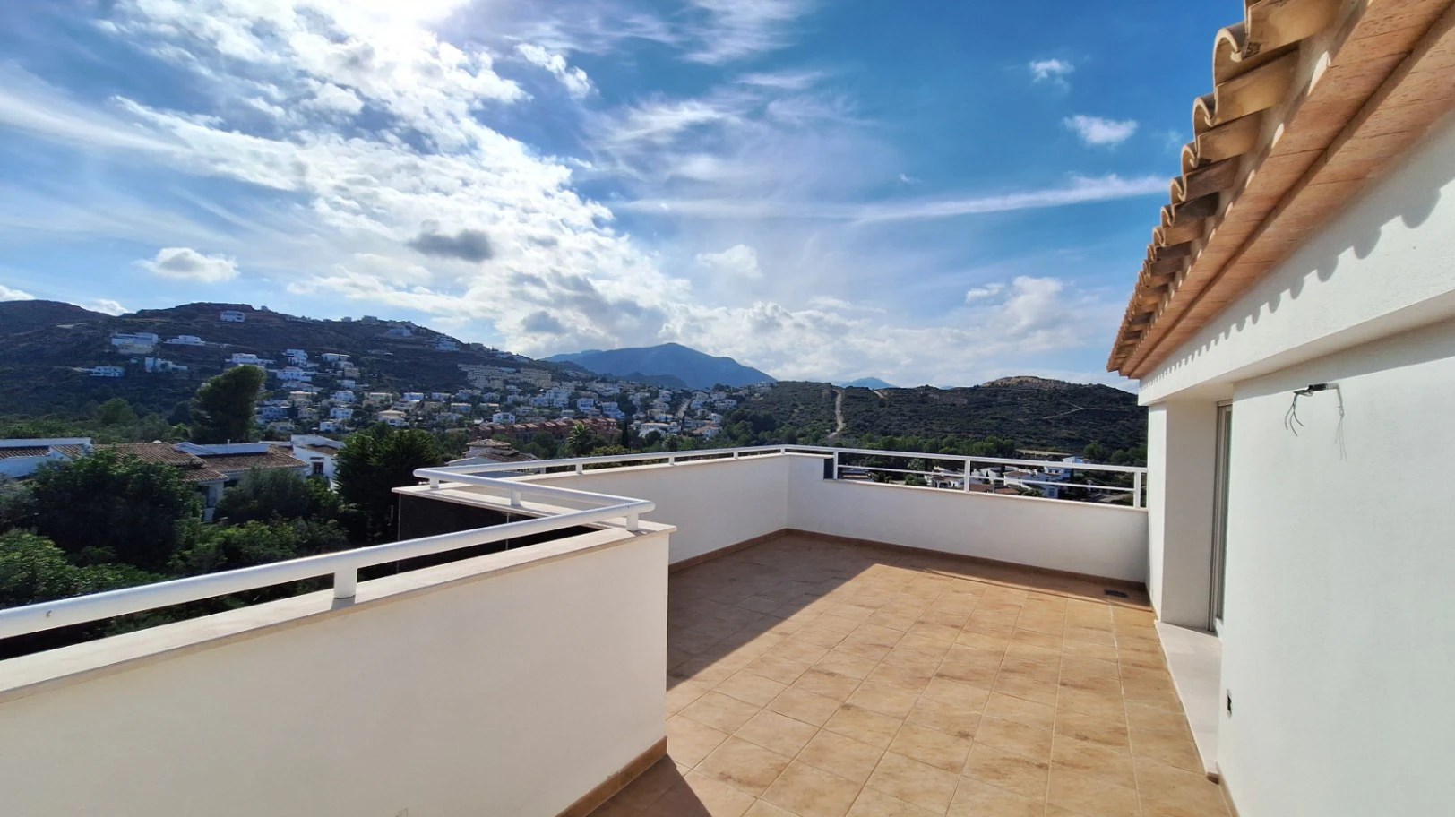 Atico duplex de obra nueva con vistas al mar y la montaña
