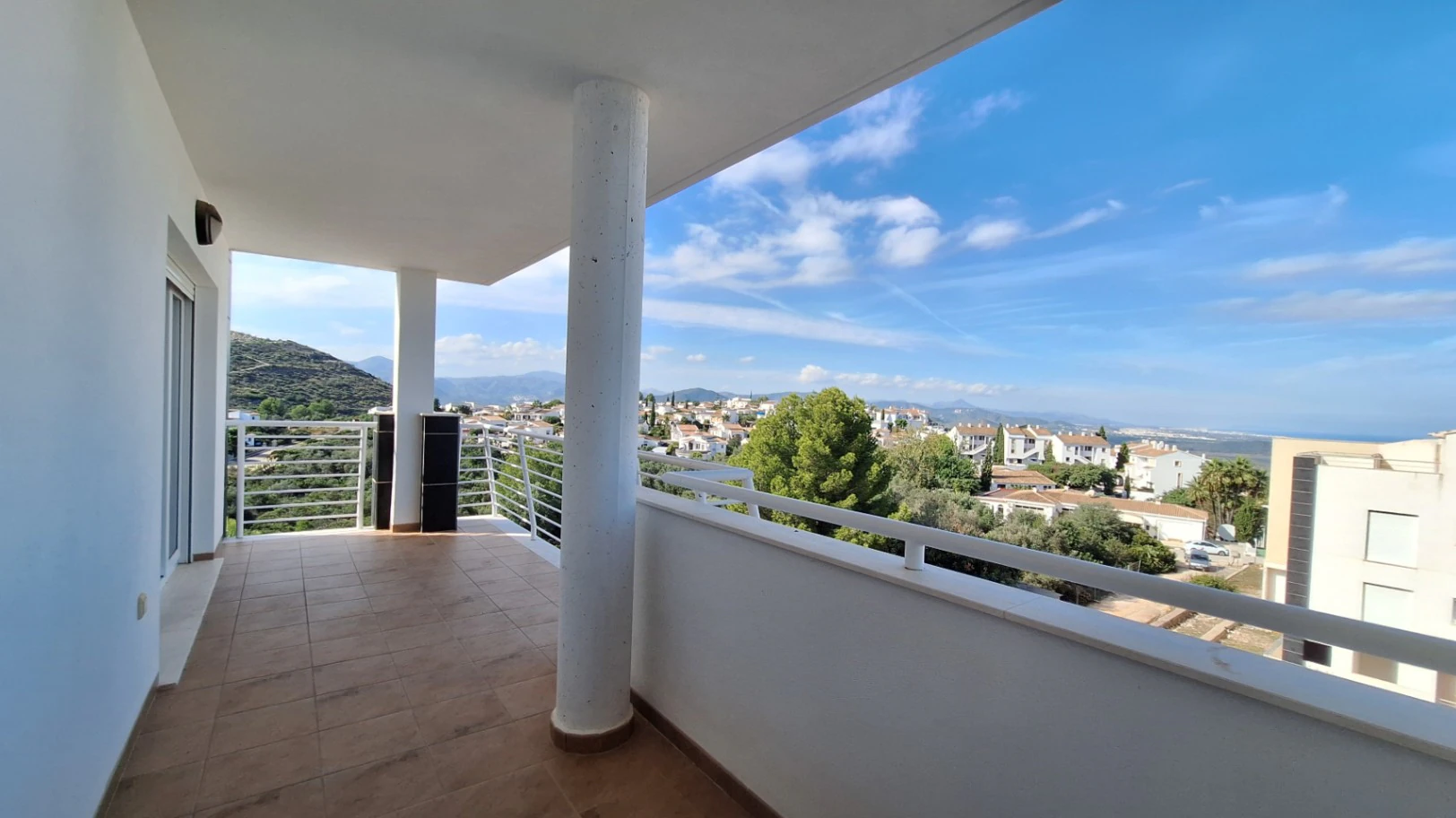 Atico duplex de obra nueva con vistas al mar y la montaña