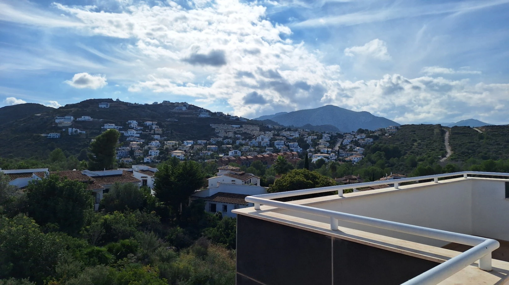 Atico duplex de obra nueva con vistas al mar y la montaña