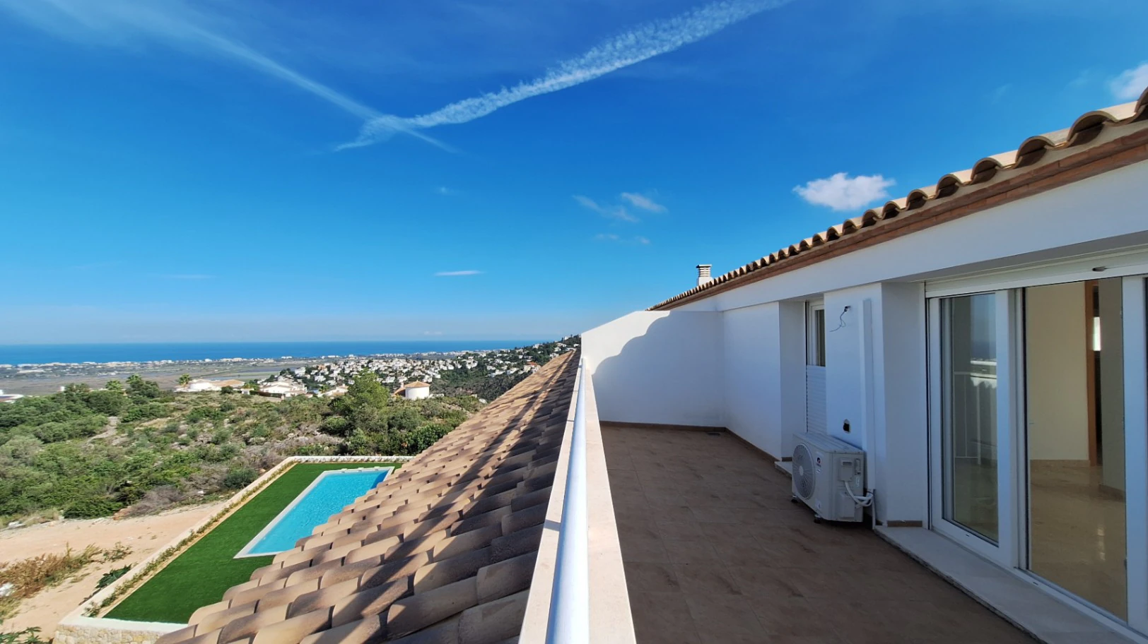 Atico duplex de obra nueva con vistas al mar y la montaña