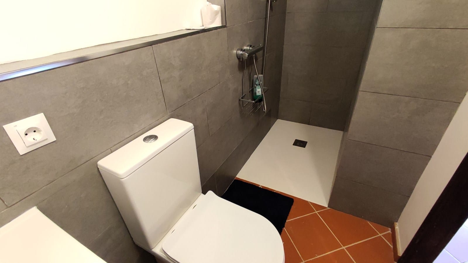 Ruime geschakelde woning met zwembad, terrassen en extra perceel in Bolulla.