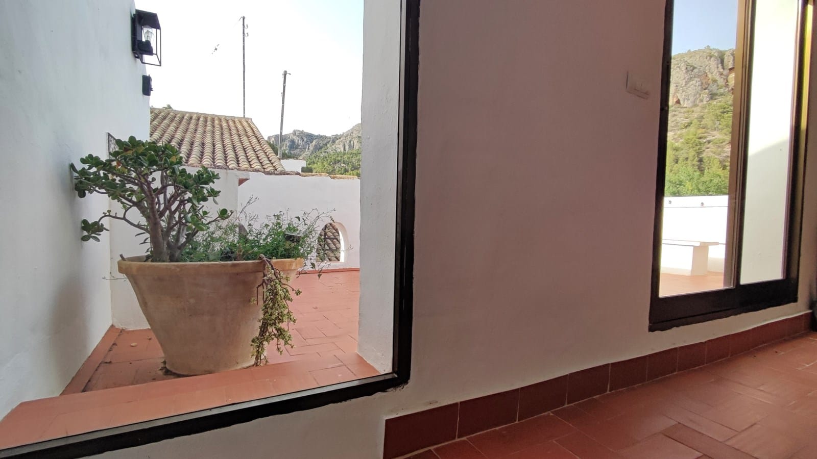 Ruime geschakelde woning met zwembad, terrassen en extra perceel in Bolulla.