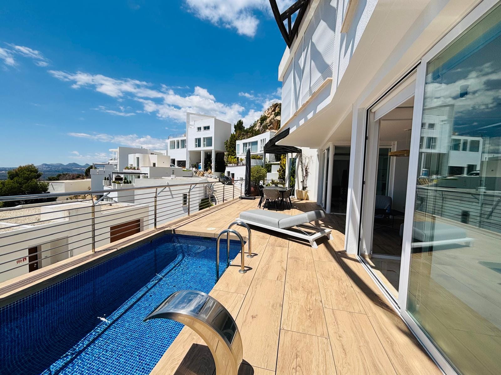 Luxe villa in Altea la Vella met onverbeterlijk uitzicht op de zee en de bergen.