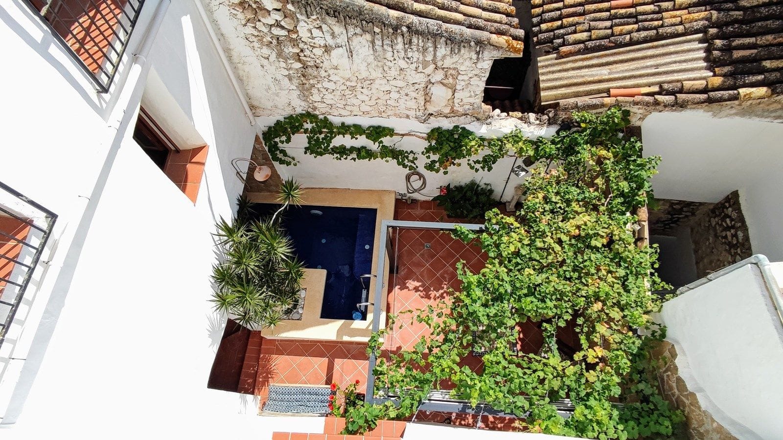 Ruime geschakelde woning met zwembad, terrassen en extra perceel in Bolulla.