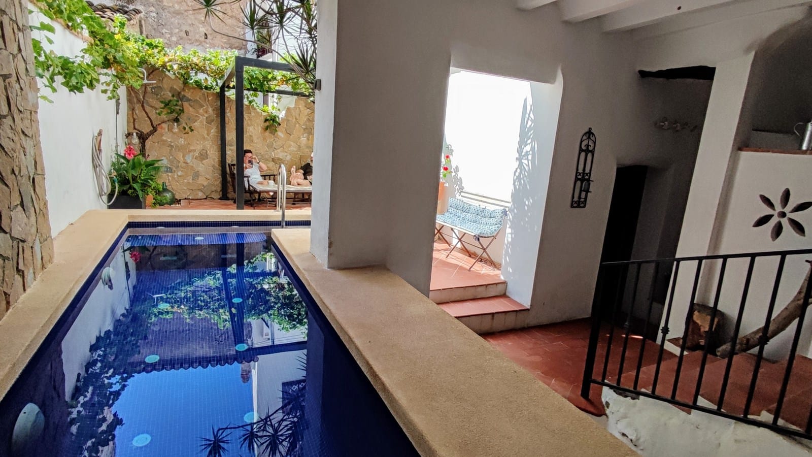 Ruime geschakelde woning met zwembad, terrassen en extra perceel in Bolulla.