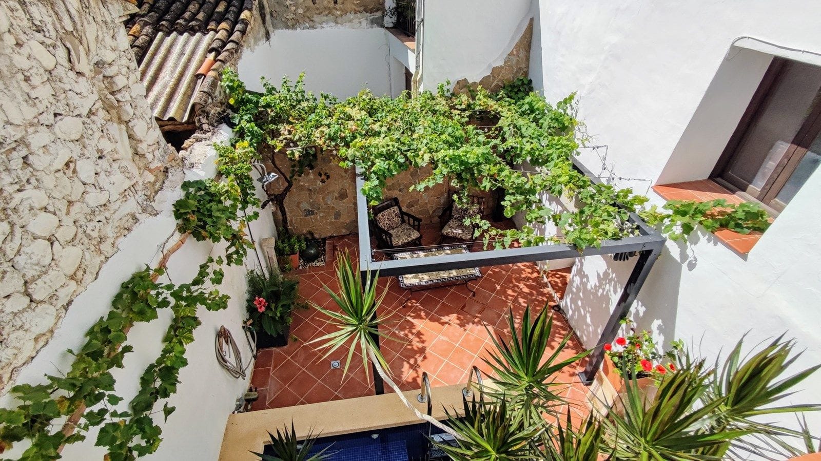 Ruime geschakelde woning met zwembad, terrassen en extra perceel in Bolulla.