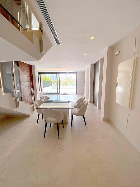 Benidorm: Luxe nieuwbouw duplex-appartement aan de 1ste lijn