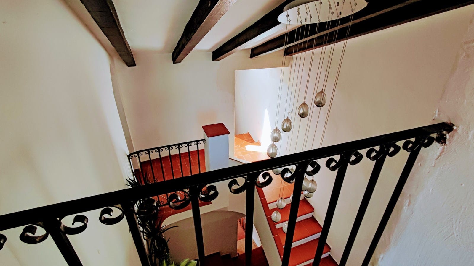 Ruime geschakelde woning met zwembad, terrassen en extra perceel in Bolulla.