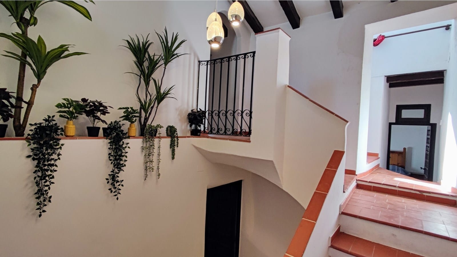 Ruime geschakelde woning met zwembad, terrassen en extra perceel in Bolulla.