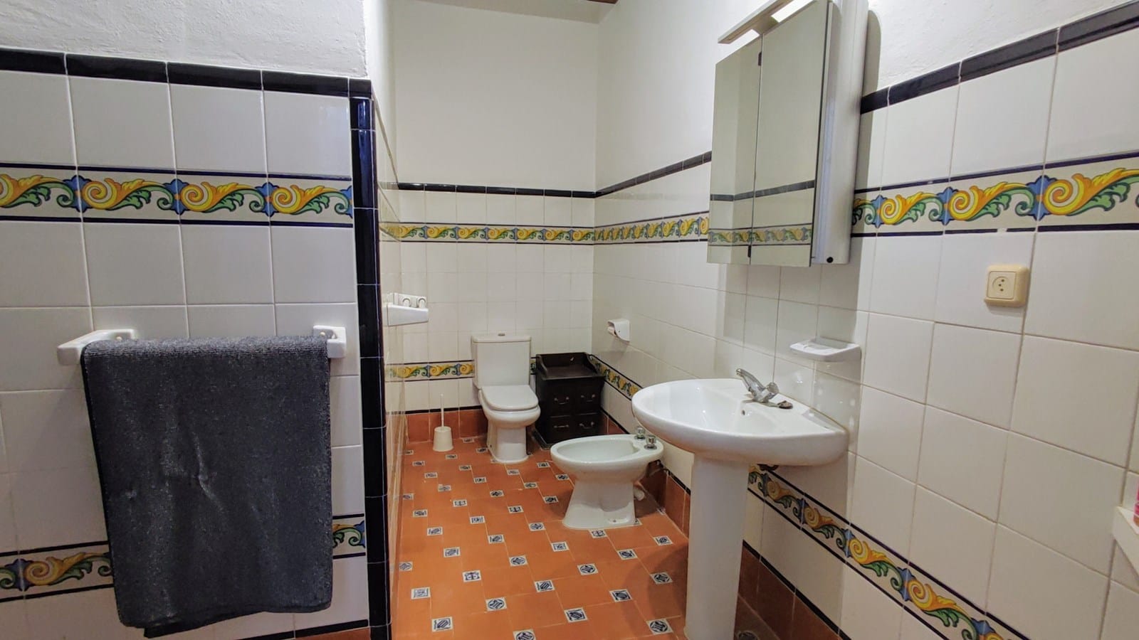 Ruime geschakelde woning met zwembad, terrassen en extra perceel in Bolulla.
