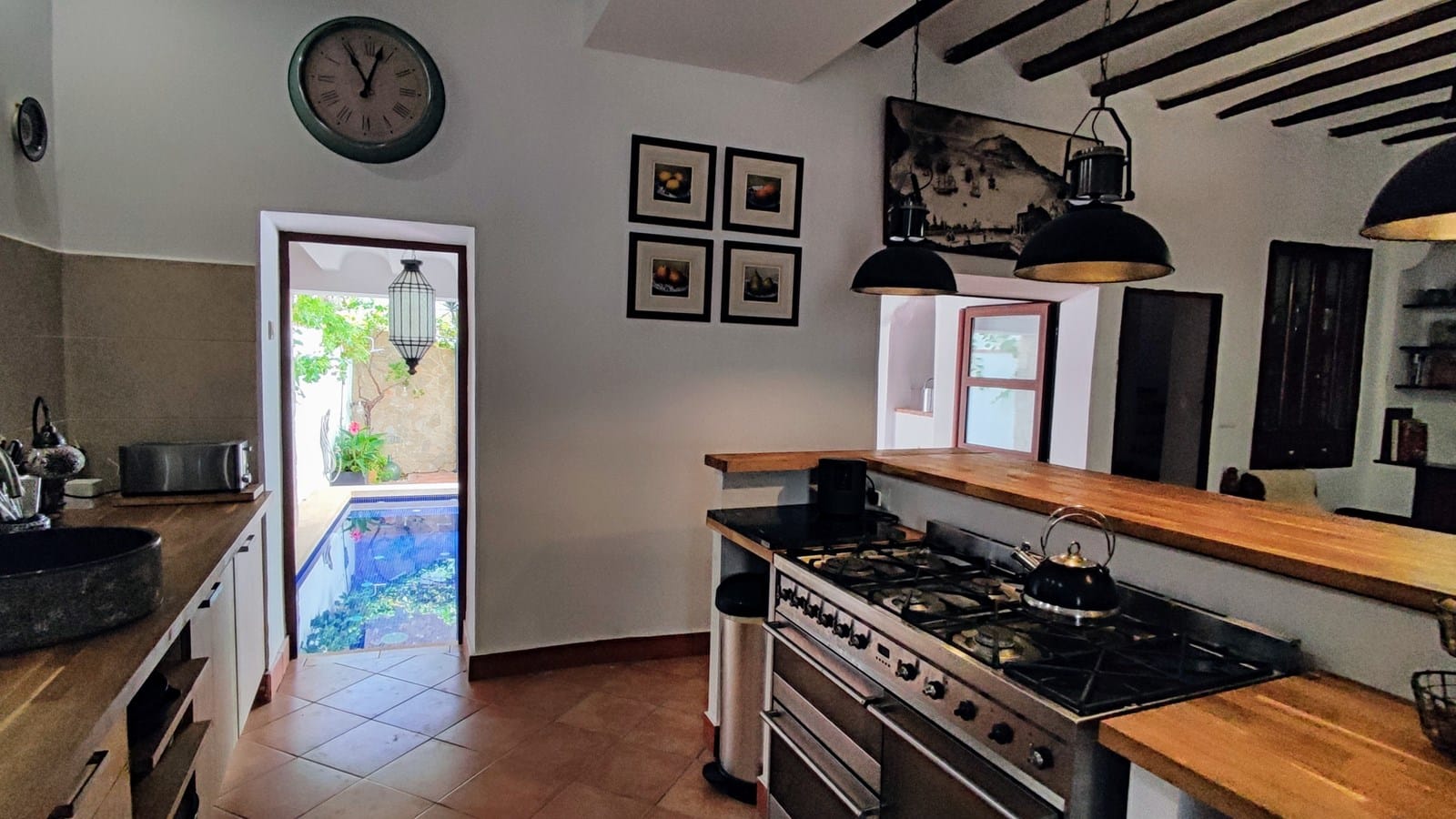 Ruime geschakelde woning met zwembad, terrassen en extra perceel in Bolulla.