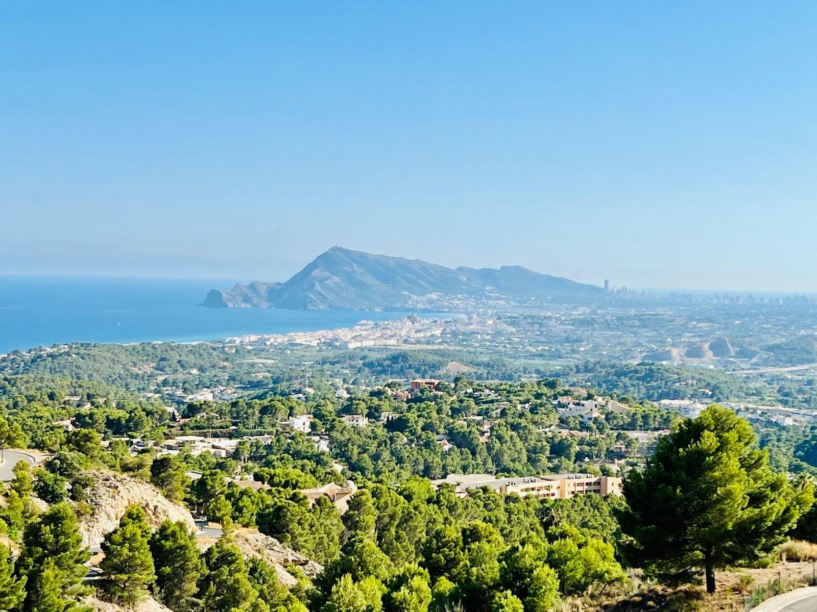 Luxe villa in Altea la Vella met onverbeterlijk uitzicht op de zee en de bergen.