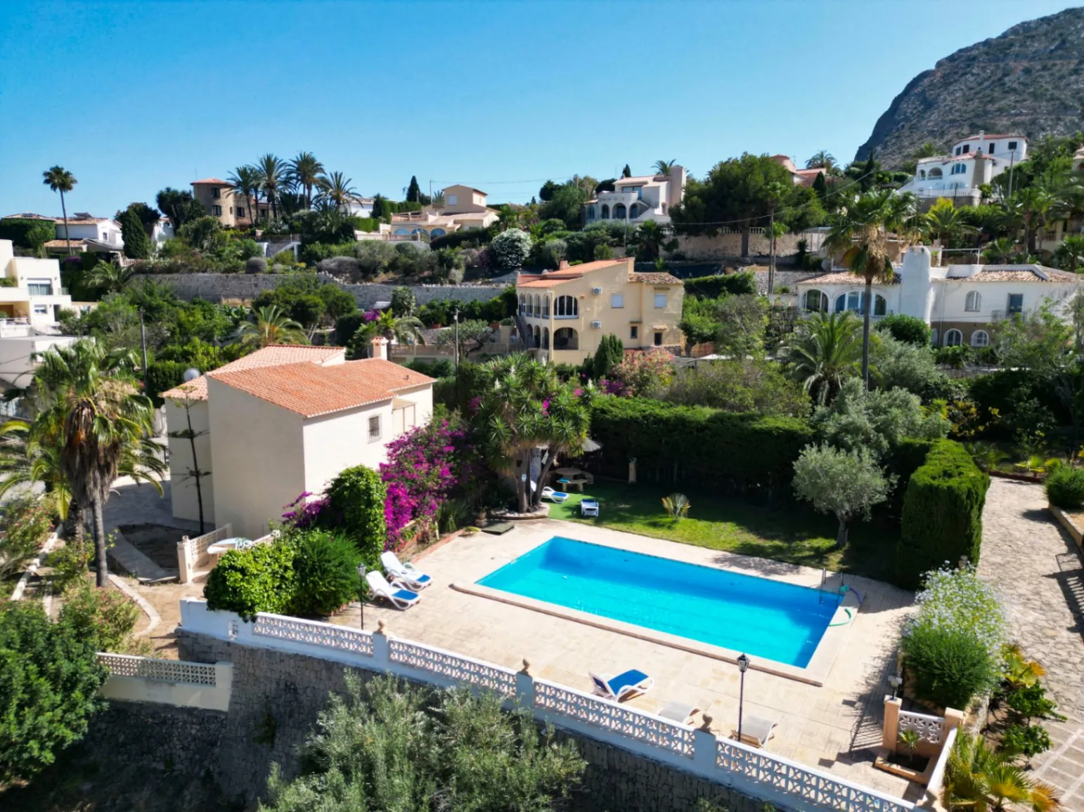 Calpe: Villa met een adembenemend zicht naar zee en Penon D'Ifach vlak aan Puerto Blanco