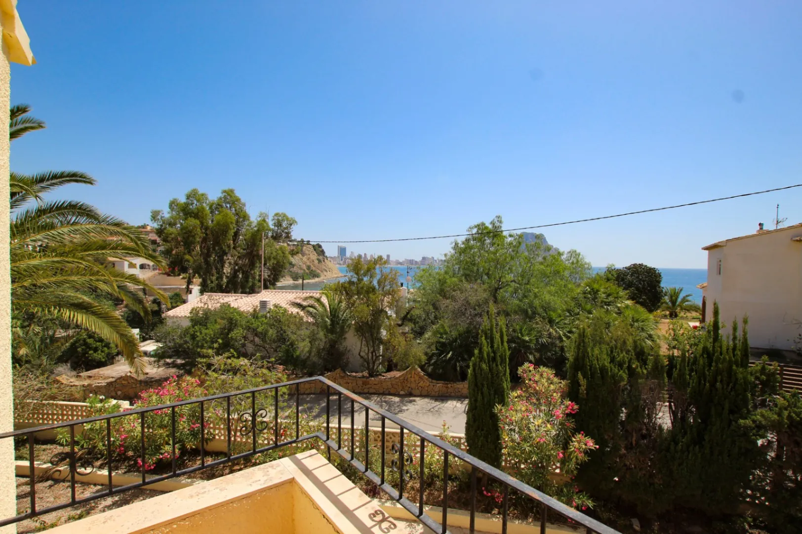 Calpe: Villa met een adembenemend zicht naar zee en Penon D'Ifach vlak aan Puerto Blanco