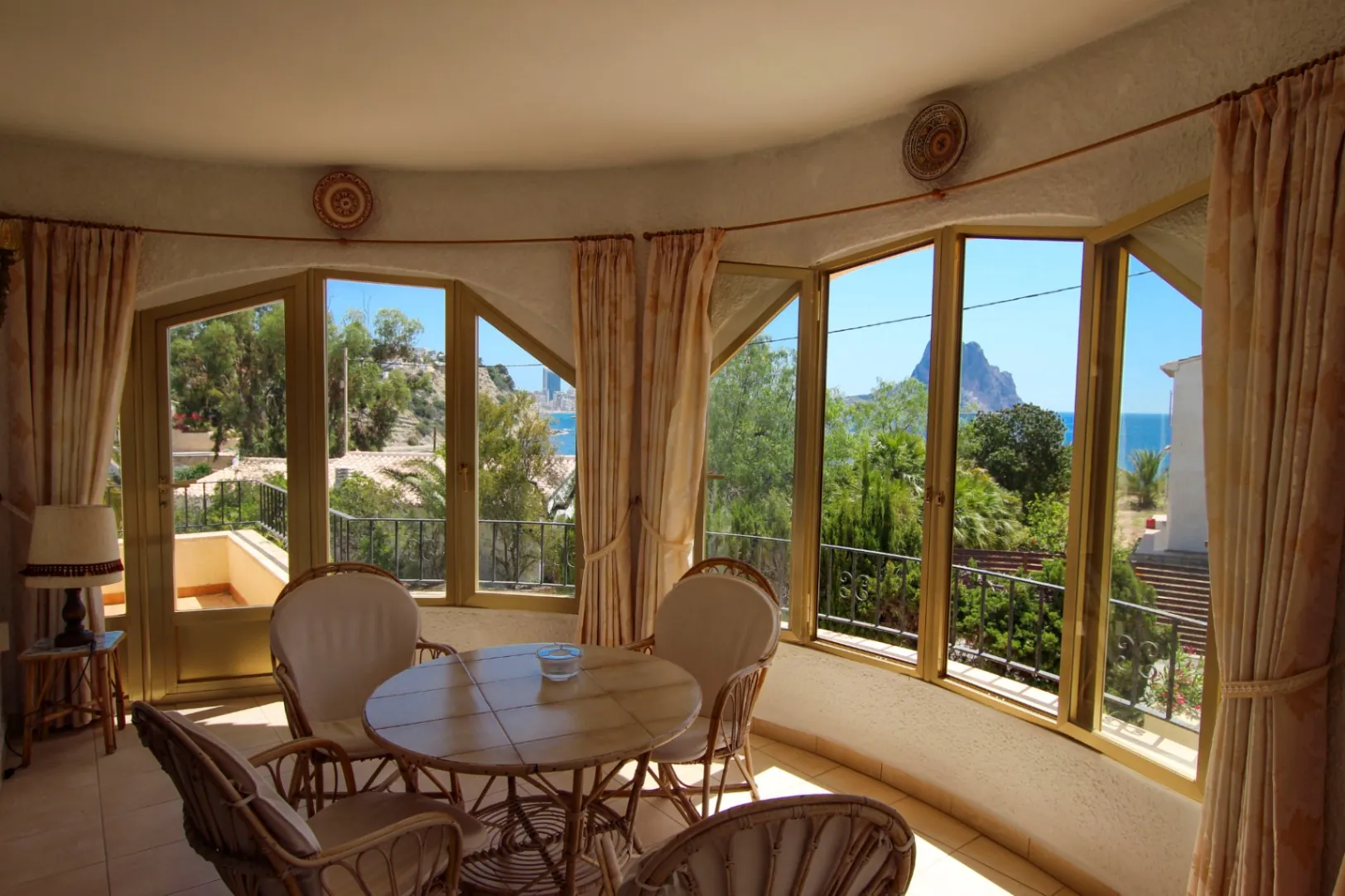 Calpe: Villa met een adembenemend zicht naar zee en Penon D'Ifach vlak aan Puerto Blanco